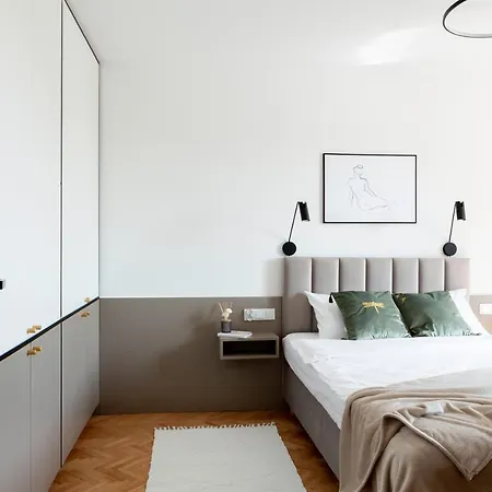 Apartman 32 *